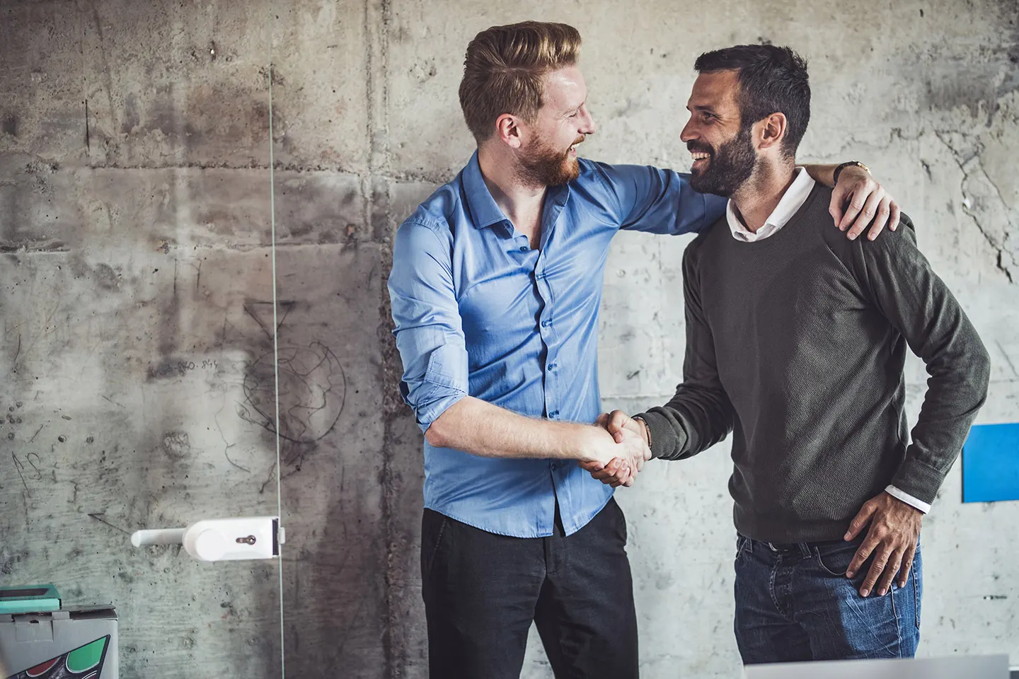 Partnerschaft im betrieblichen Gesundheitsmanagement: zwei Männer beim Handschlag.